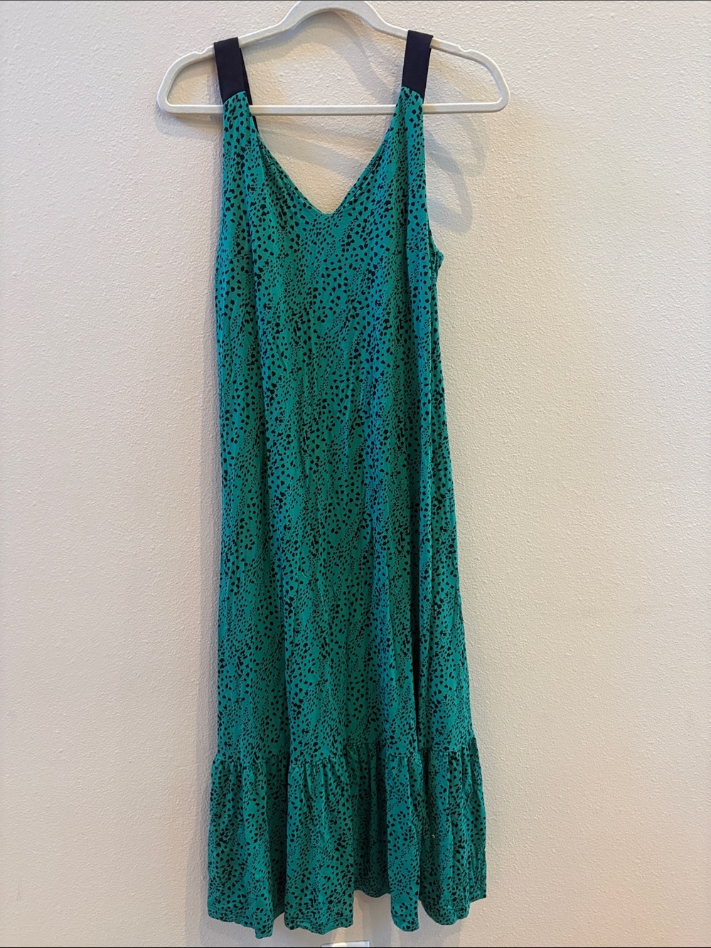 Saint + Sofia Green Voop Neckline Sleeveless Ruffle Hem Dress